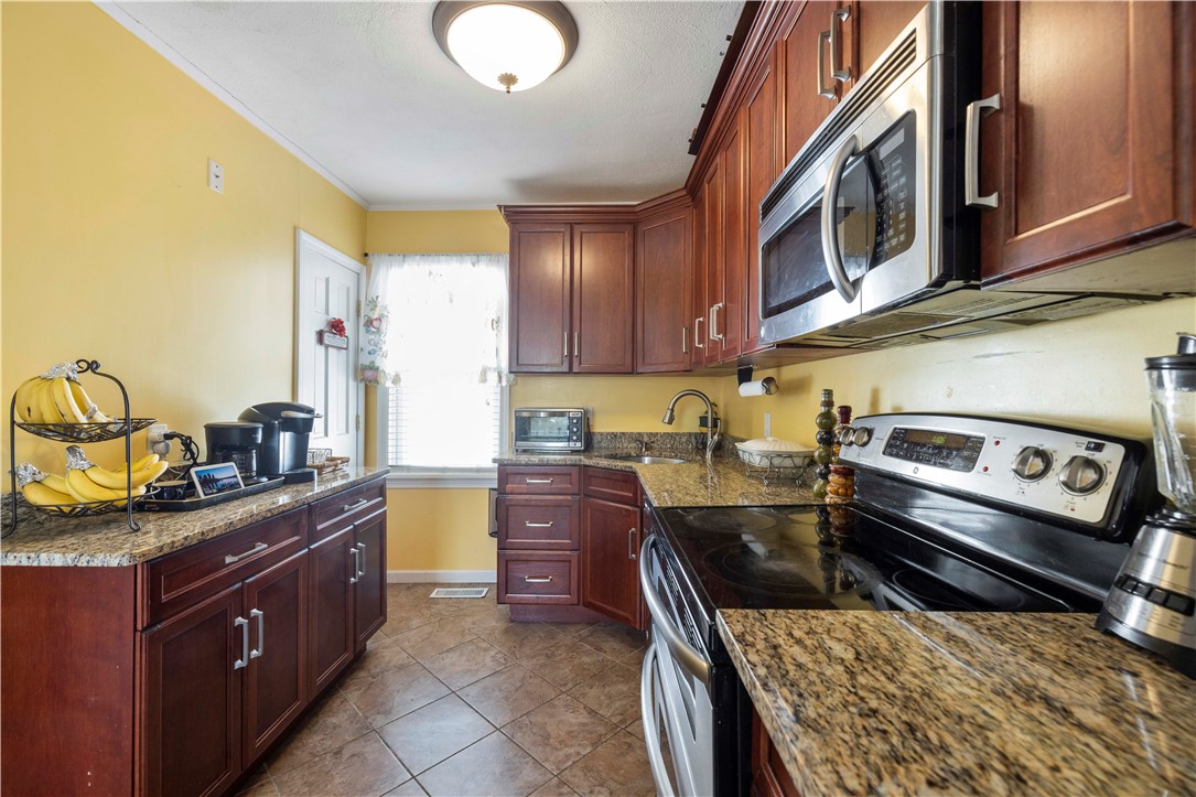 70 Perkins Avenue Cranston, RI 02910 - Photo 5 of 36