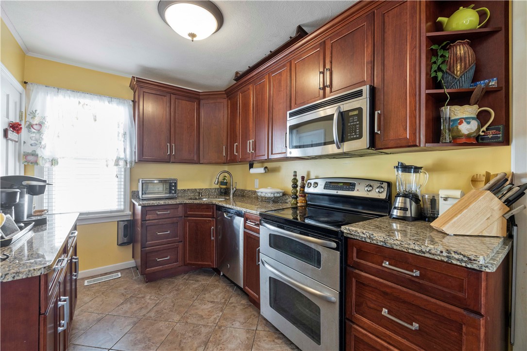 70 Perkins Avenue Cranston, RI 02910 - Photo 7 of 36