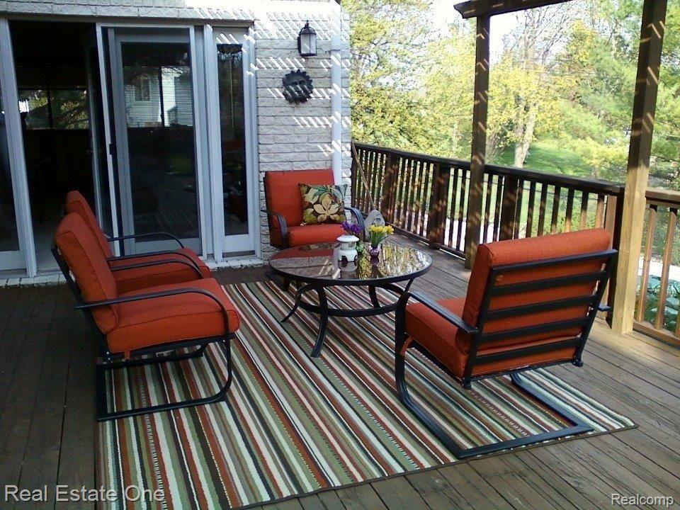 deck furn 1[1].jpg