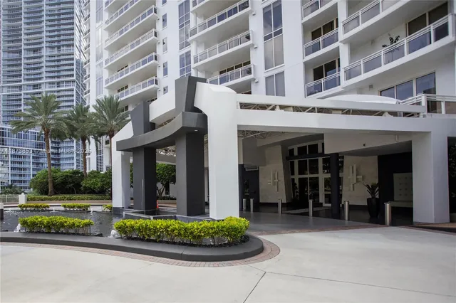 $679,000 | 901 Brickell Key Boulevard, Unit 3301, Miami, FL 33131