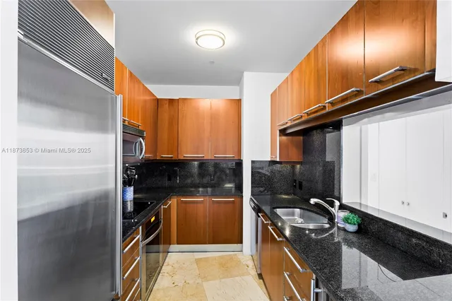 $679,000 | 901 Brickell Key Boulevard, Unit 3301, Miami, FL 33131