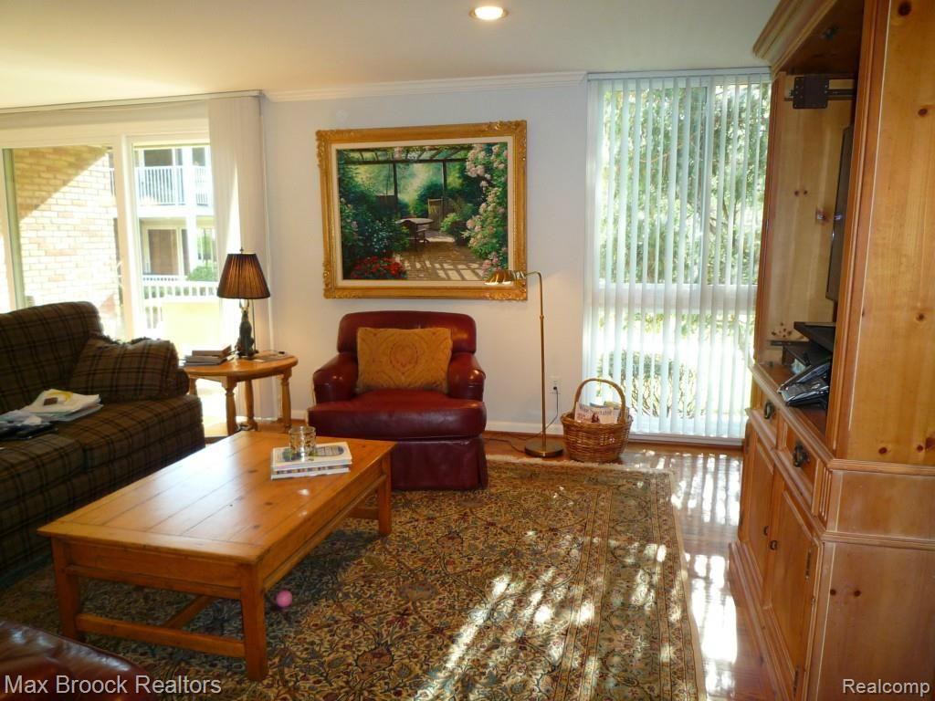 4043 West Maple Road, Unit 101 Bloomfield Hills, MI 48301 - Photo 10 of 34 P1080511.jpg