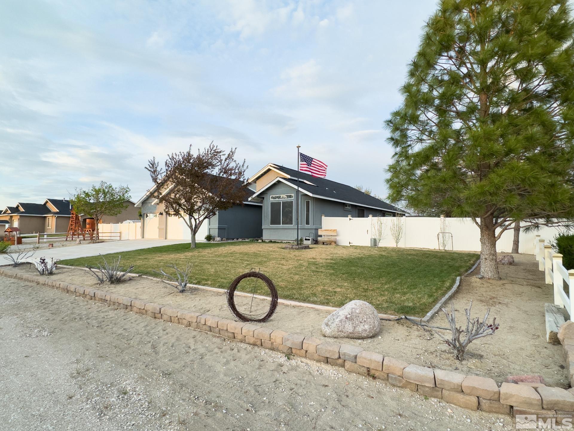 1880 Sky Ridge Drive Fallon, NV 89406 - Photo 3 of 40 a view of outdoor space and yard