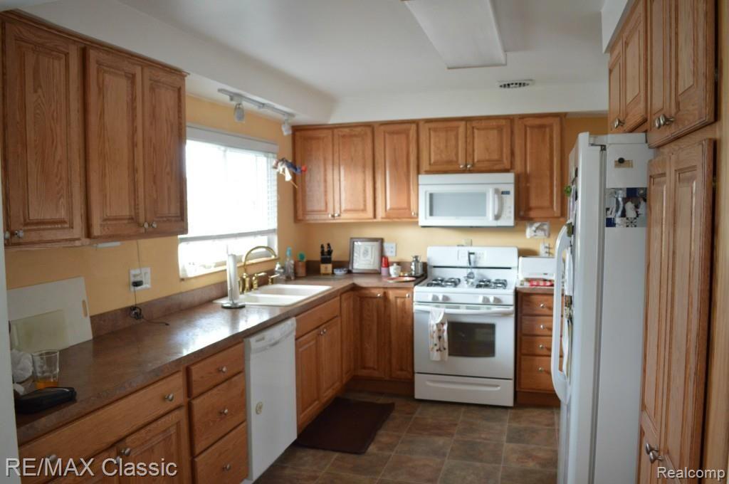 18455 Stephens Road Eastpointe, MI 48021 - Photo 7 of 17 Strephens5.jpg