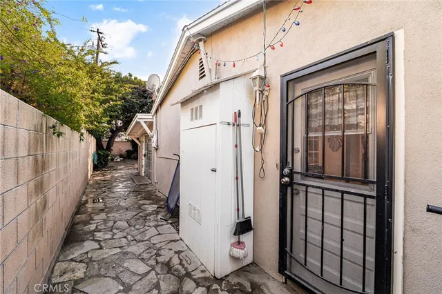 a view of a pathway of a house
