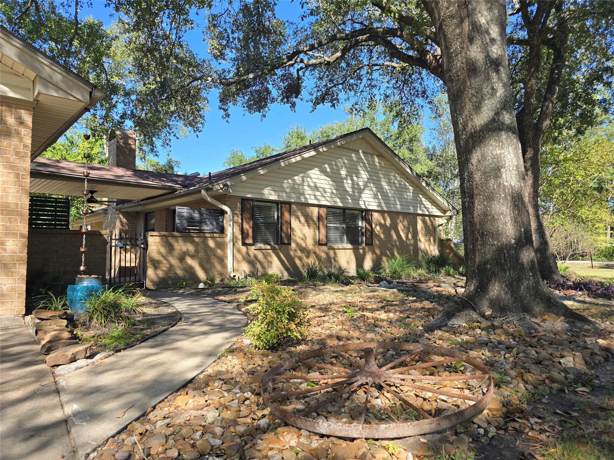 19103 Whitewood Drive Spring, TX 77373 - Photo 2 of 38 Welcoming walkway to the back breezeway