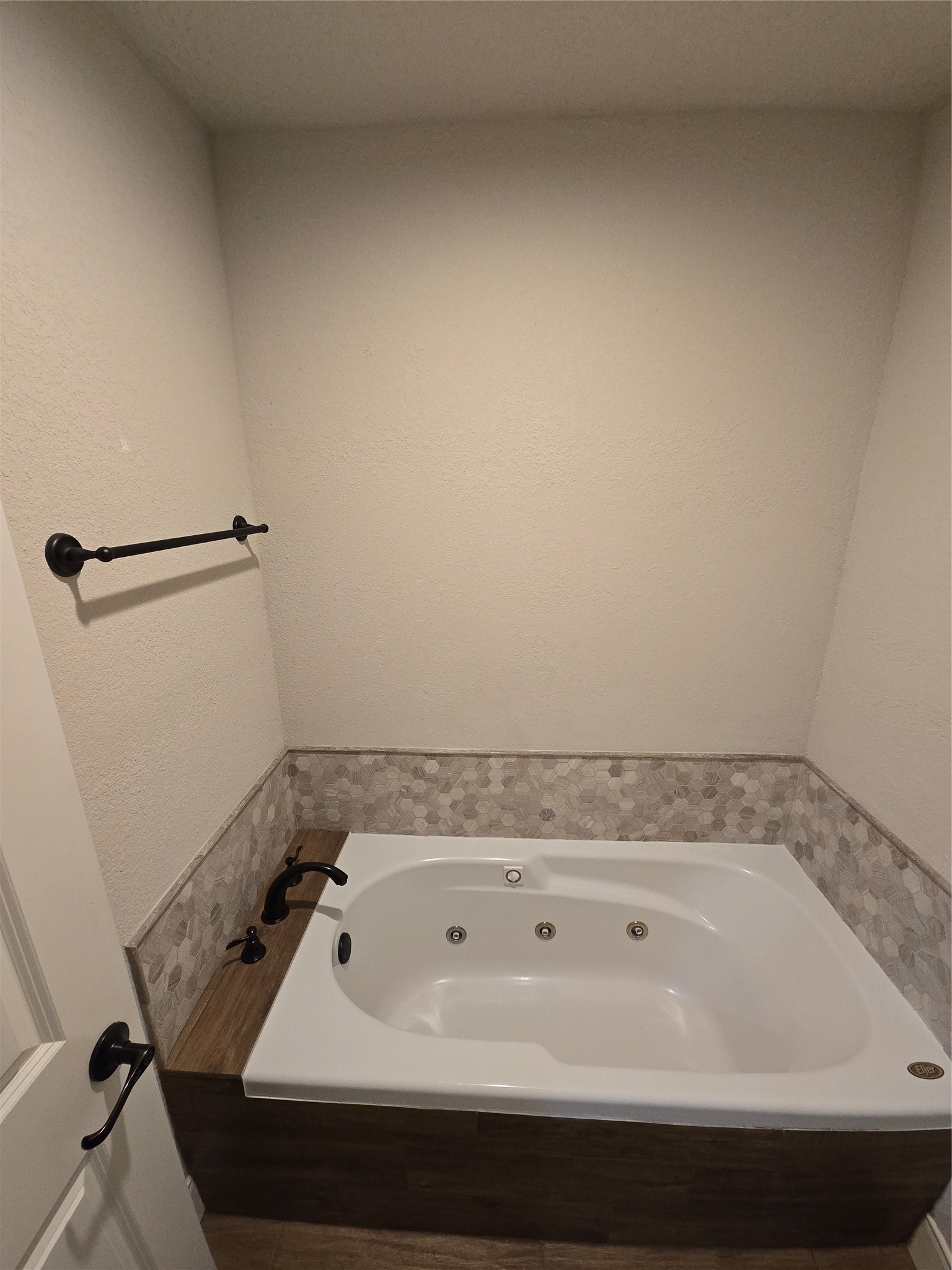19103 Whitewood Drive Spring, TX 77373 - Photo 22 of 38 Jetted tub in primary bath