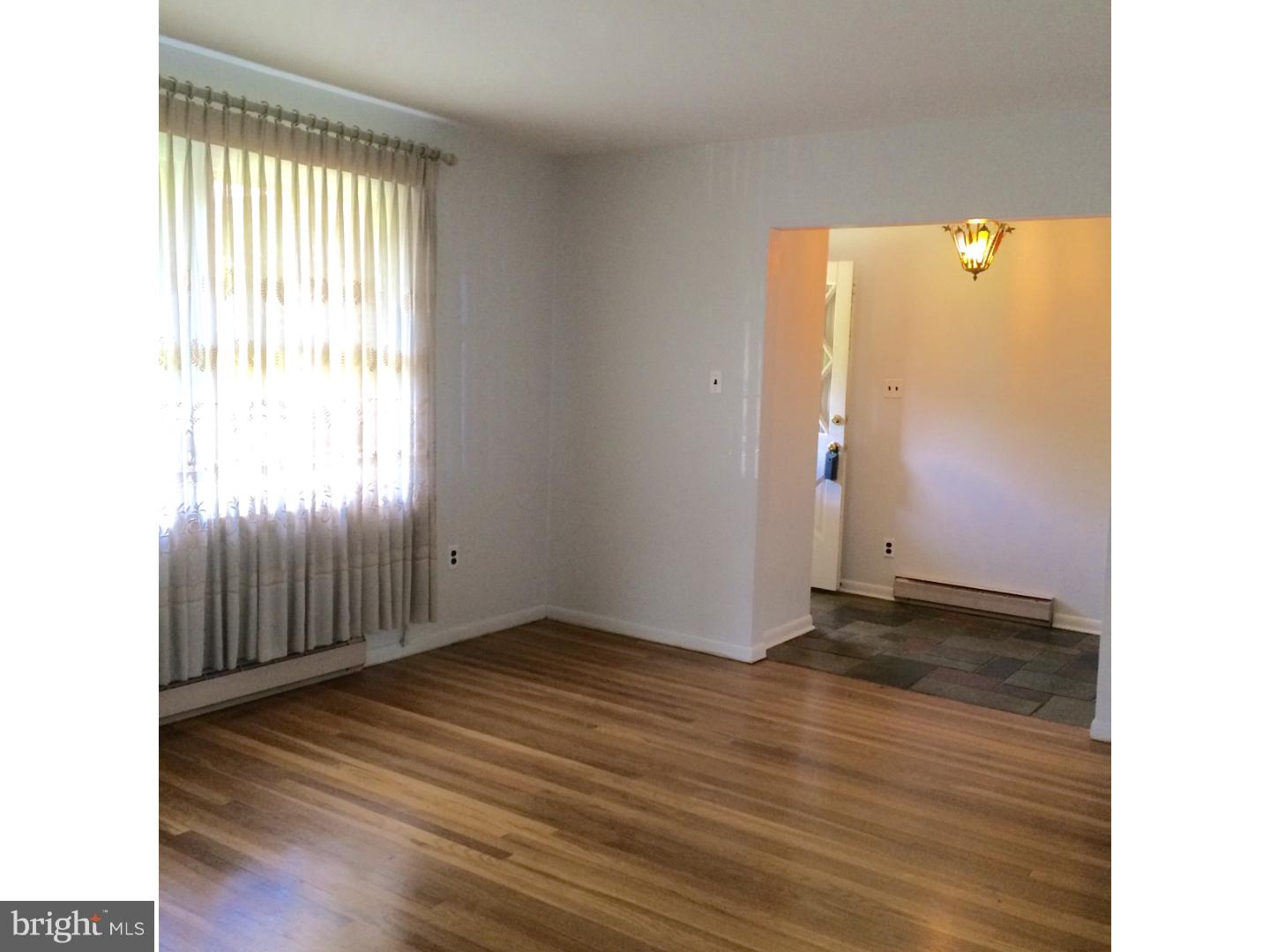 39 Oneida Avenue Delran, NJ 08057 - Photo 3 of 11 Living Room
