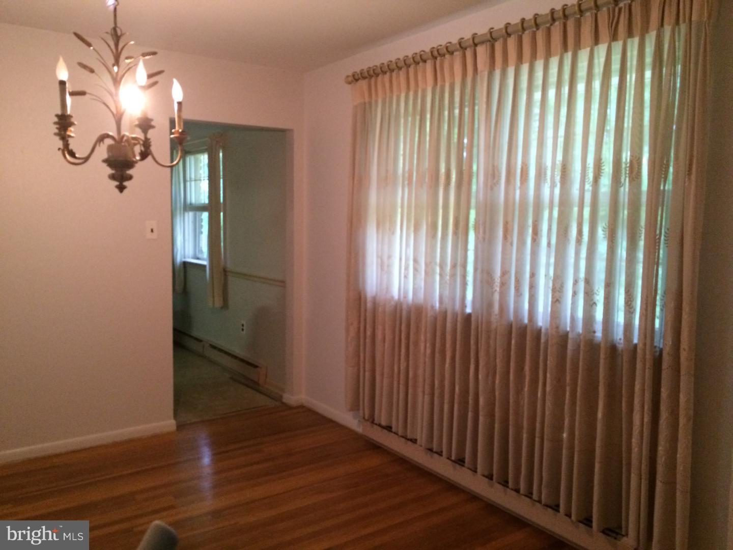 39 Oneida Avenue Delran, NJ 08057 - Photo 5 of 11 Dining Room