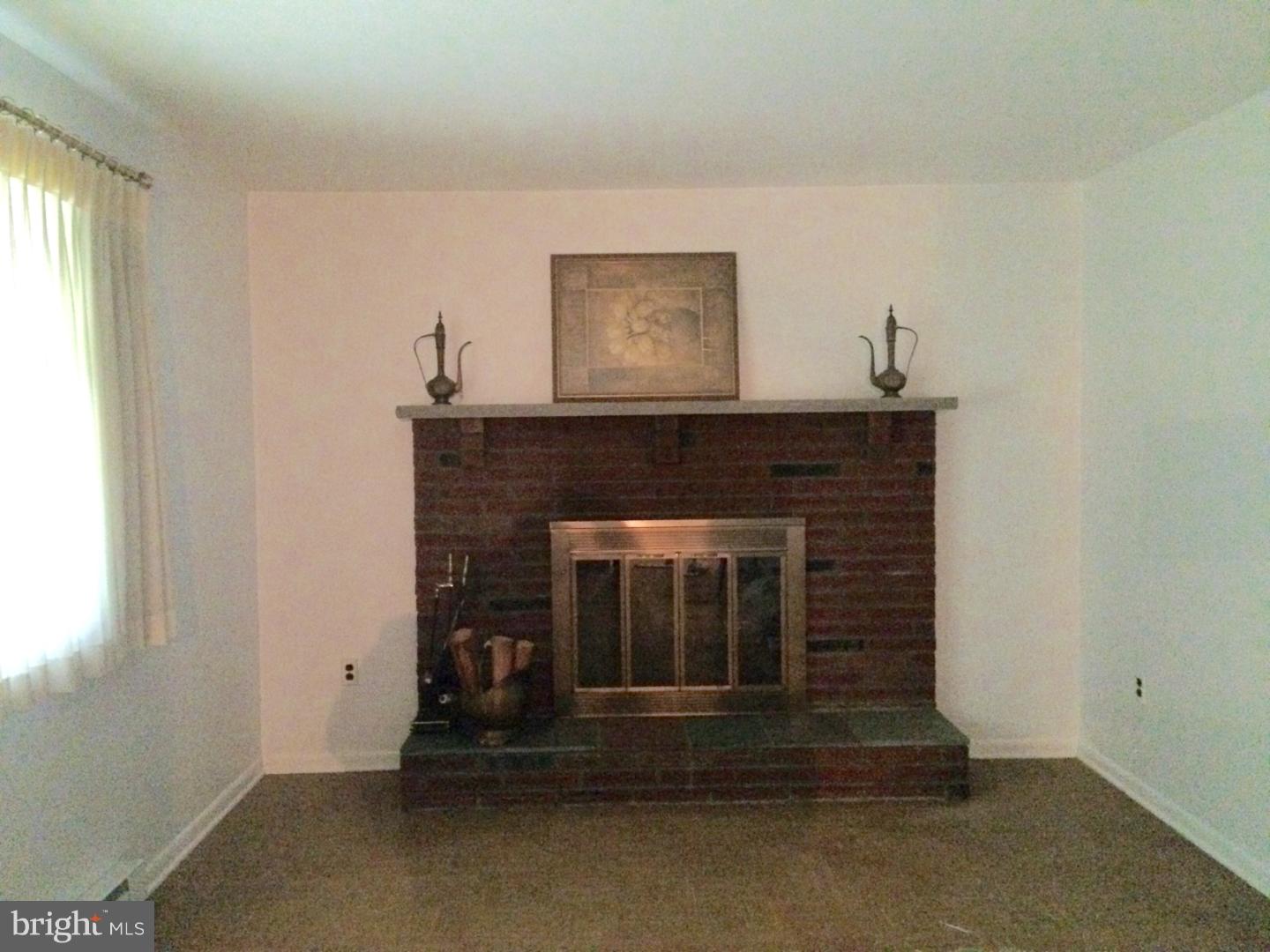 39 Oneida Avenue Delran, NJ 08057 - Photo 6 of 11 Family Room