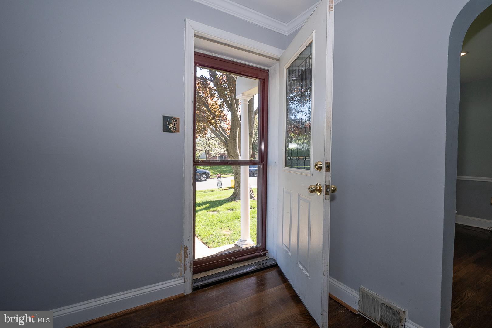 306 Sedgewood Road Springfield, PA 19064 - Photo 3 of 55 an empty room with a window