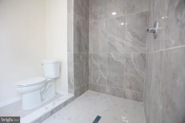 a bathroom with a toilet and a shower