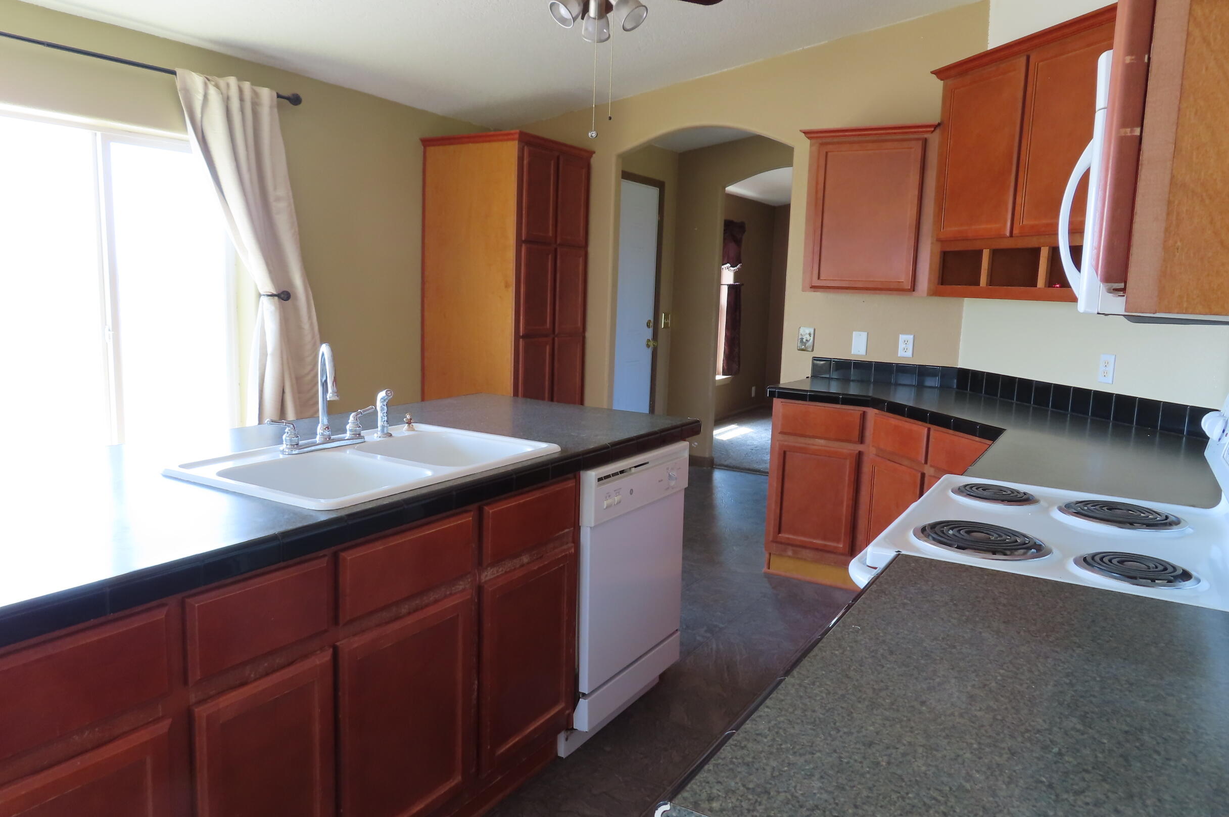 57752 North Oil Dri Road Silver Lake, OR 97638 - Photo 6 of 33 Kitchen bar and appliances