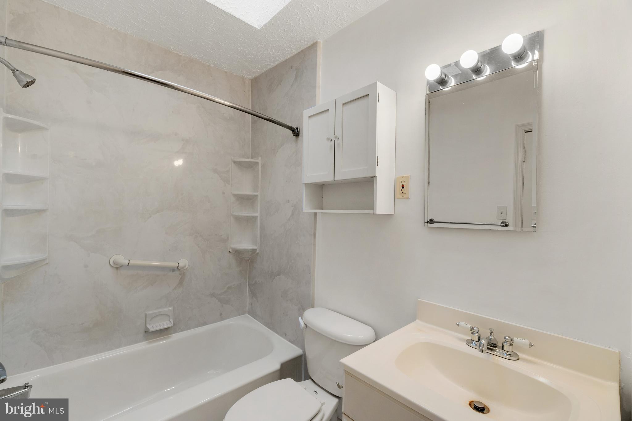 227 Westowne Road Baltimore, MD 21229 - Photo 11 of 18 Bath