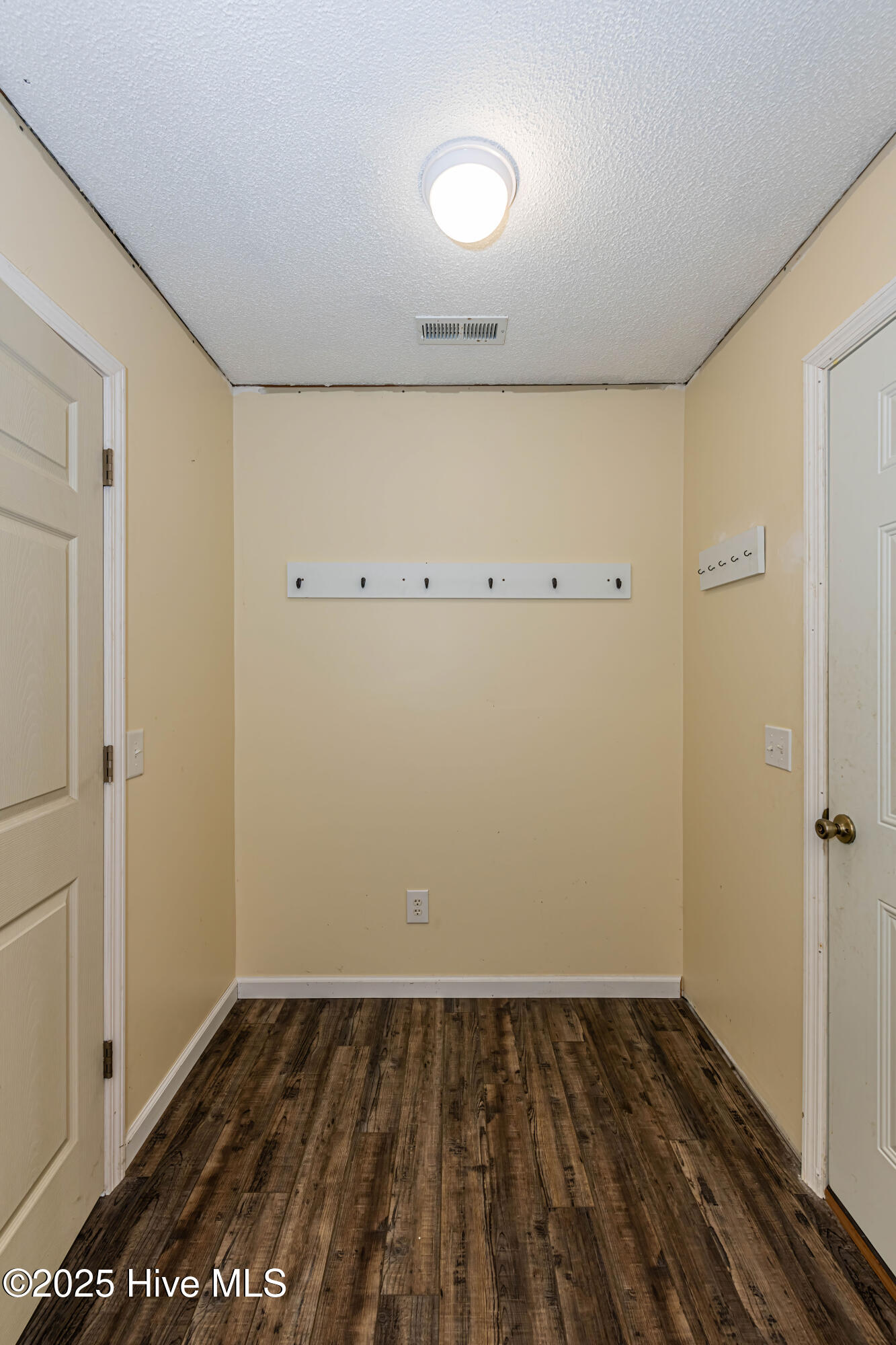 127 Rodney Lanier Road Chinquapin, NC 28521 - Photo 21 of 60 Laundry room