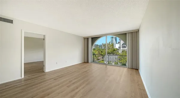 $2,600 | 301 South Gulfstream Avenue, Unit 303, Sarasota, FL 34236