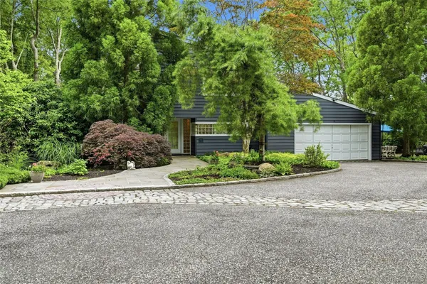 $899,990 | 18 Nicole Court, Manorville, NY 11949