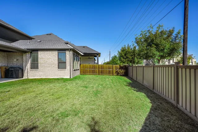 a view of a house with backyard and garden