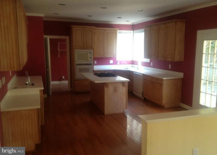 15421 Deep Bottom Road Germantown, MD 20874 - Photo 6 of 10 Kitchen