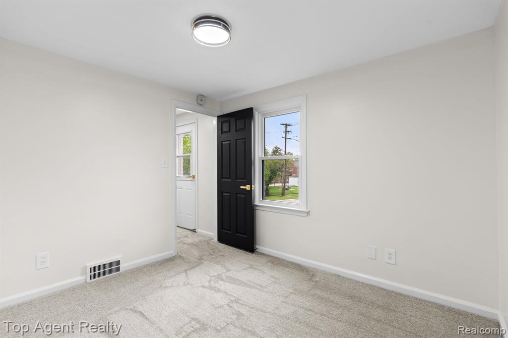 1894 Broadstone Road Grosse Pointe, MI 48236 - Photo 28 of 60