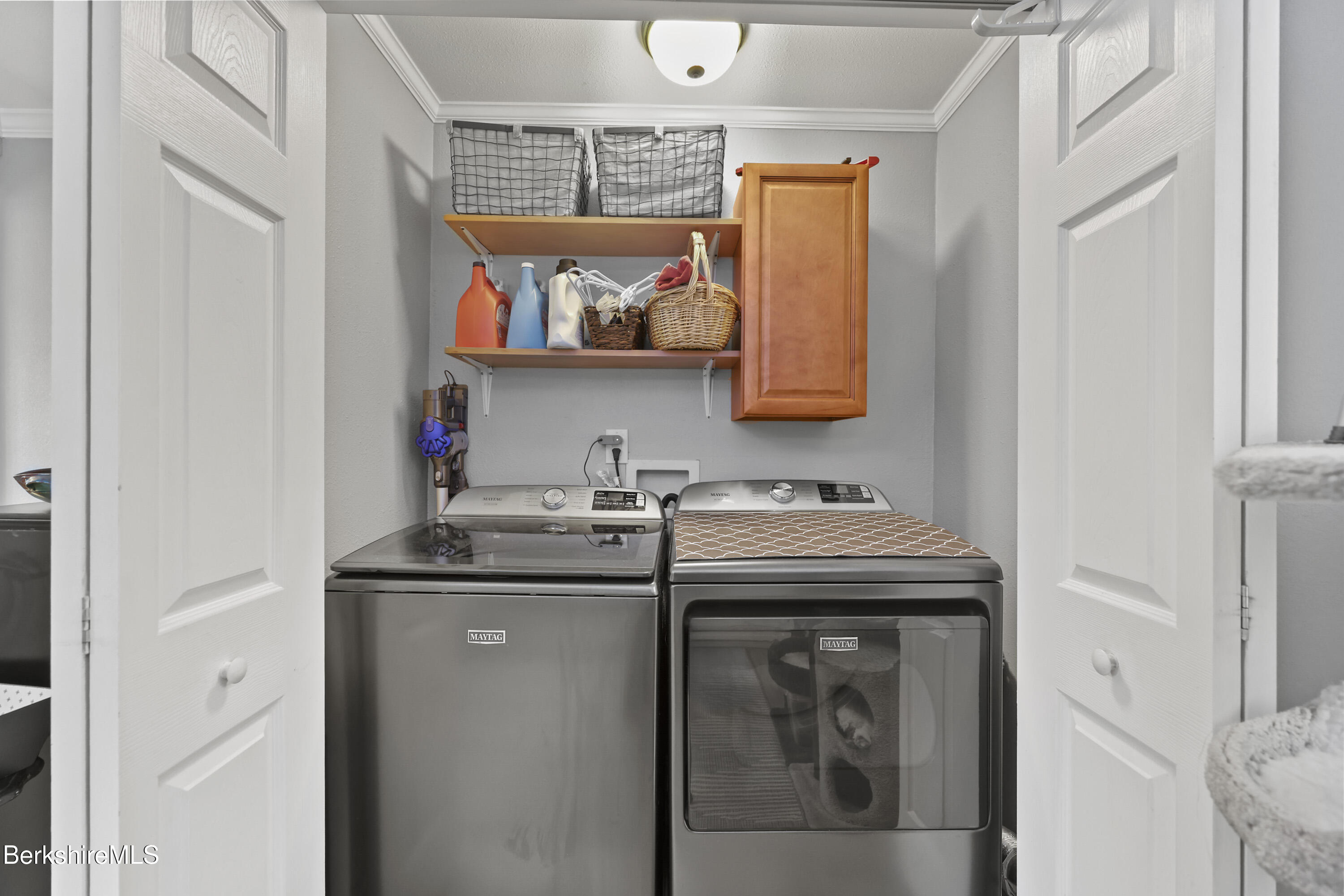 386 Cheshire Road Pittsfield, MA 01201 - Photo 20 of 45 a utility room with dryer and washer