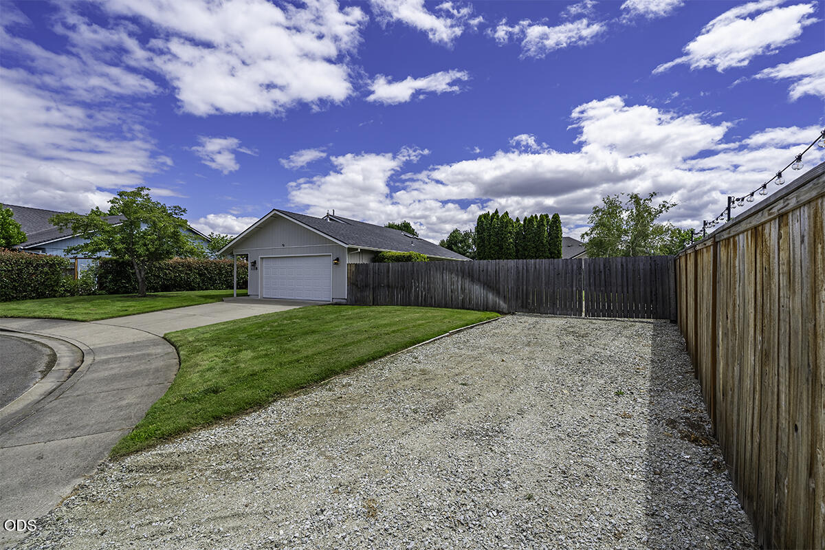 1118 Angela Court Central Point, OR 97502 - Photo 12 of 22