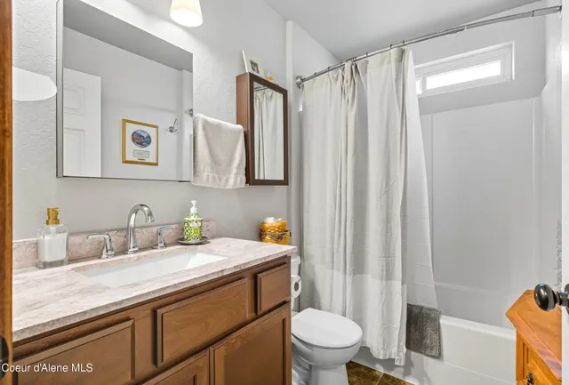 $549,900 | 5779 West Fredrick Loop, Spirit Lake, ID 83869