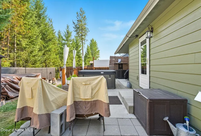 $549,900 | 5779 West Fredrick Loop, Spirit Lake, ID 83869