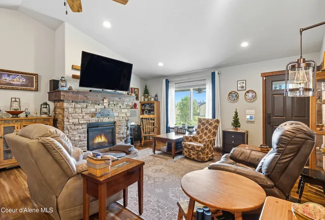 $549,900 | 5779 West Fredrick Loop, Spirit Lake, ID 83869