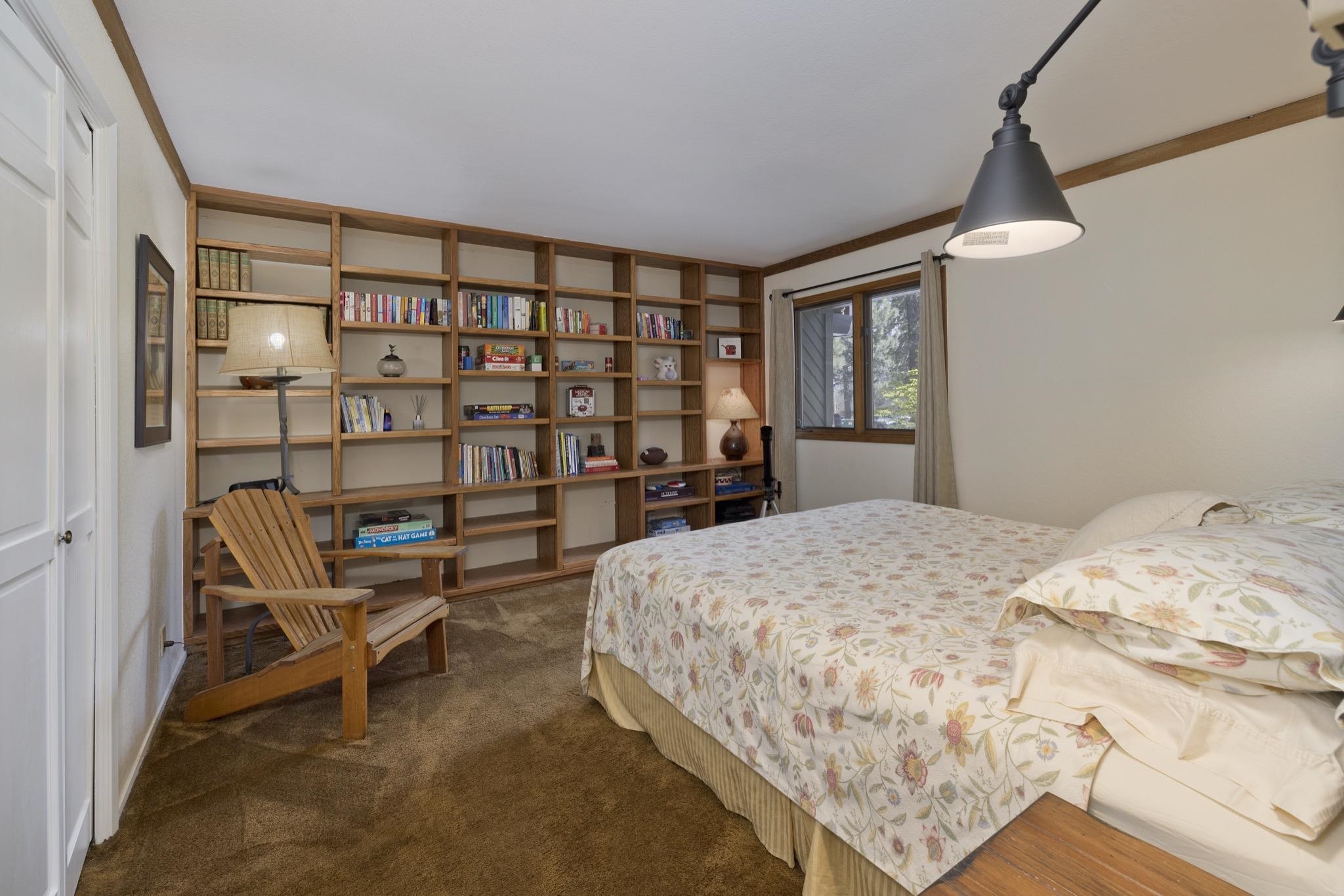 484 Manzanita Road, Unit 16 Mammoth Lakes, CA 93546 - Photo 24 of 34 a bedroom with a bed a table and chair