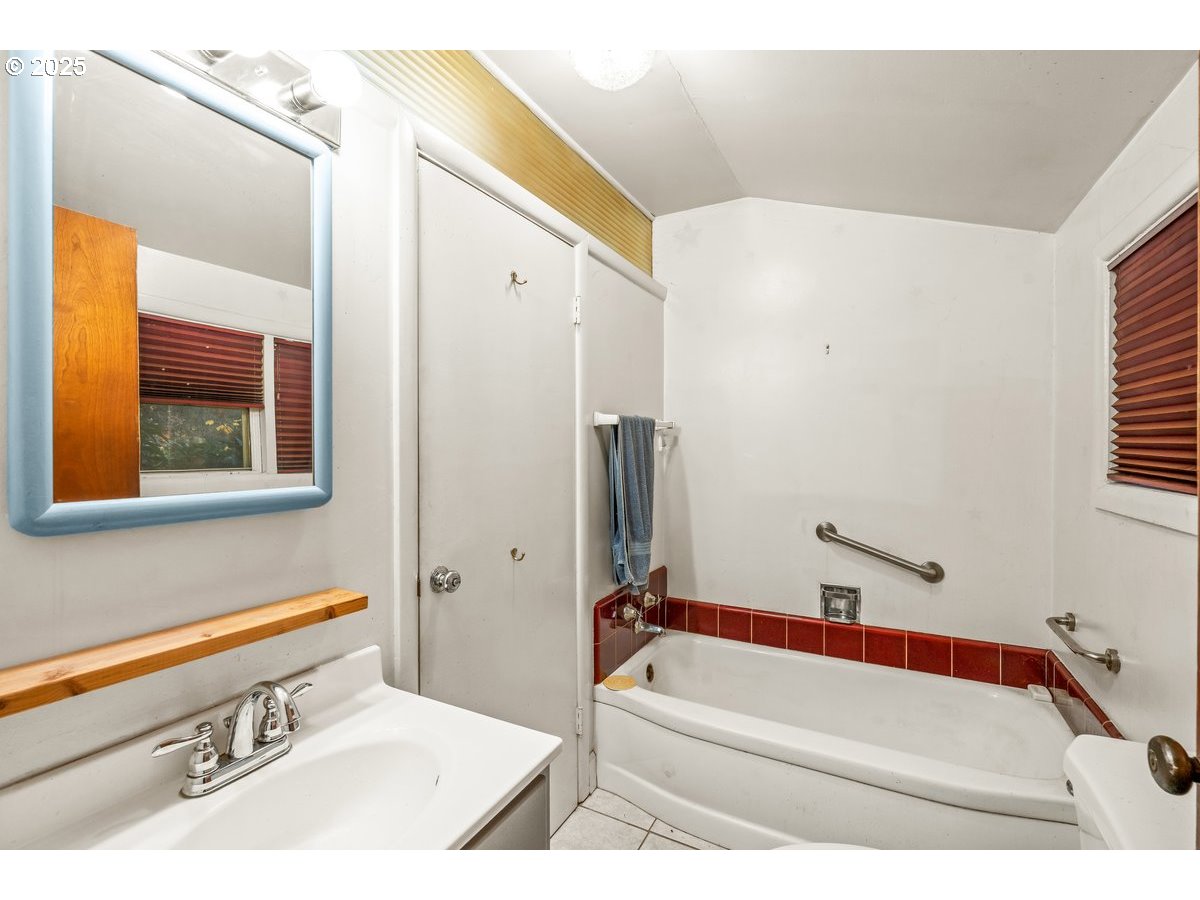 12602 Fry Road Northeast Aurora, OR 97002 - Photo 29 of 47 a bathroom with a tub a sink and a mirror