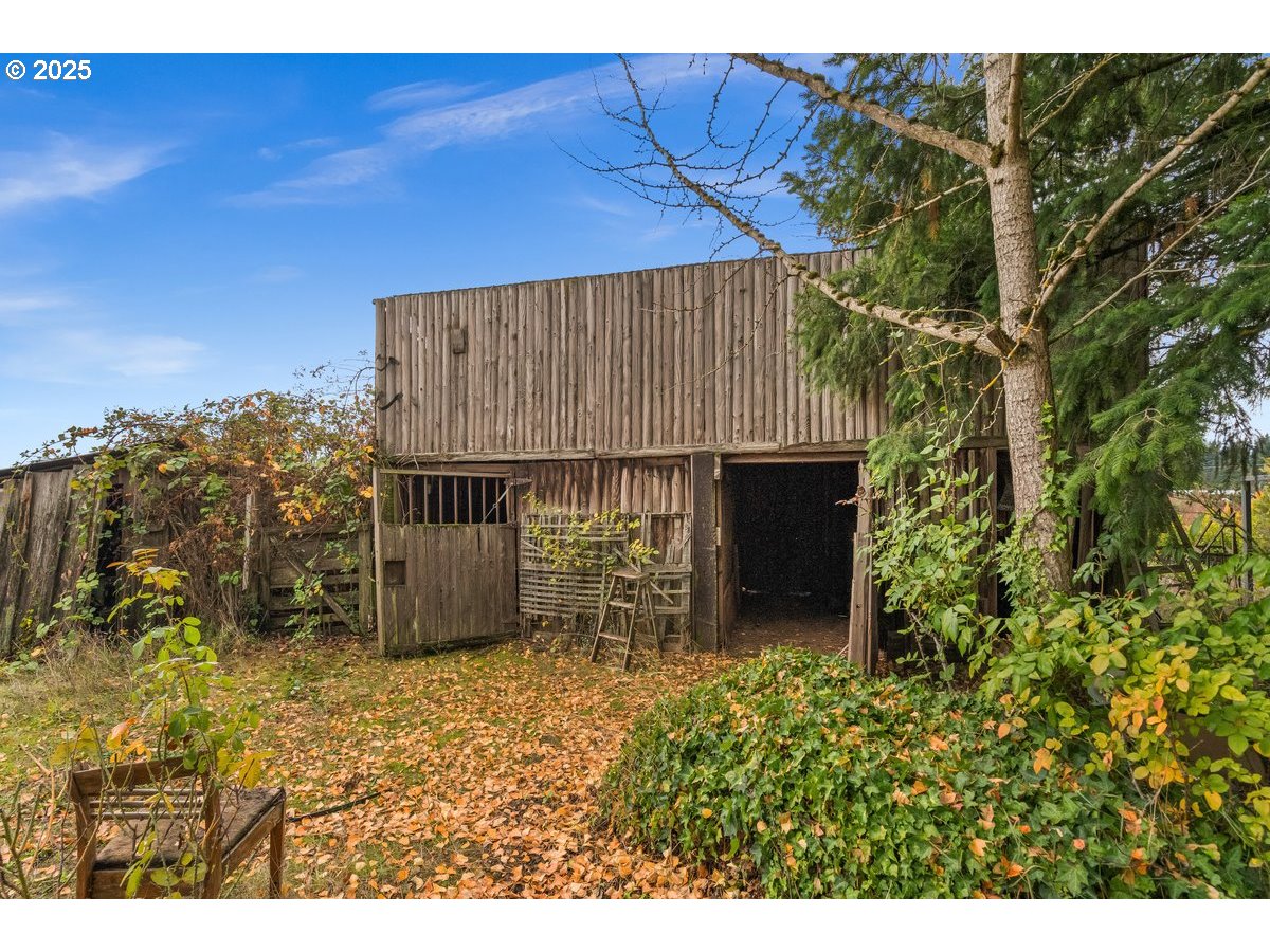 12602 Fry Road Northeast Aurora, OR 97002 - Photo 36 of 47 a view of a backyard