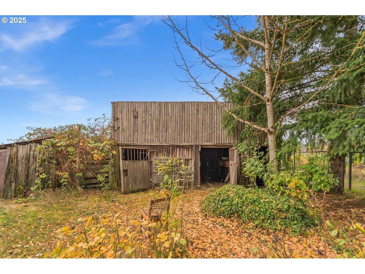 12602 Fry Road Northeast Aurora, OR 97002 - Photo 38 of 47 a view of a backyard