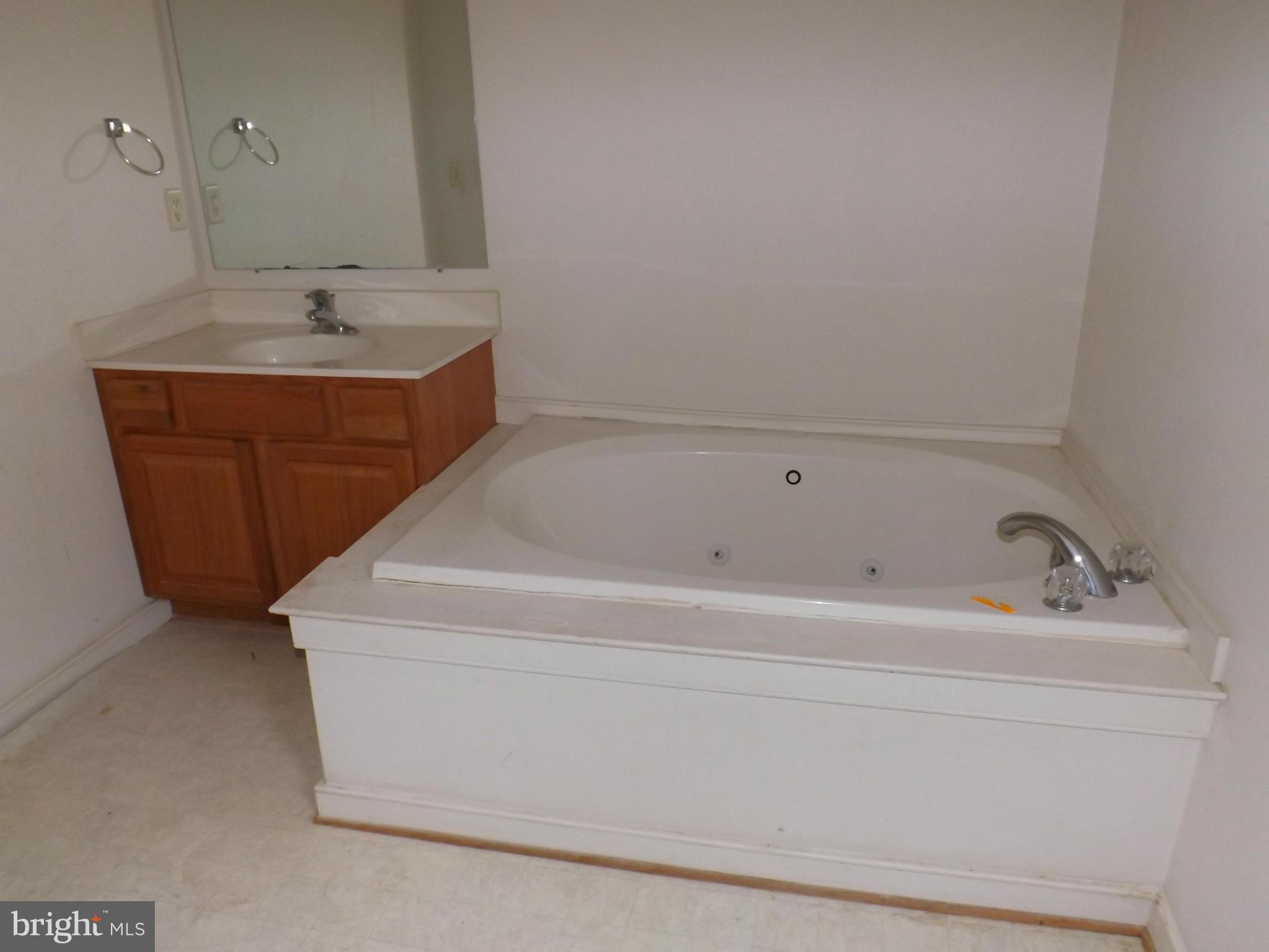 9186 Lothian Road King George, VA 22485 - Photo 14 of 30 Bath (Master)