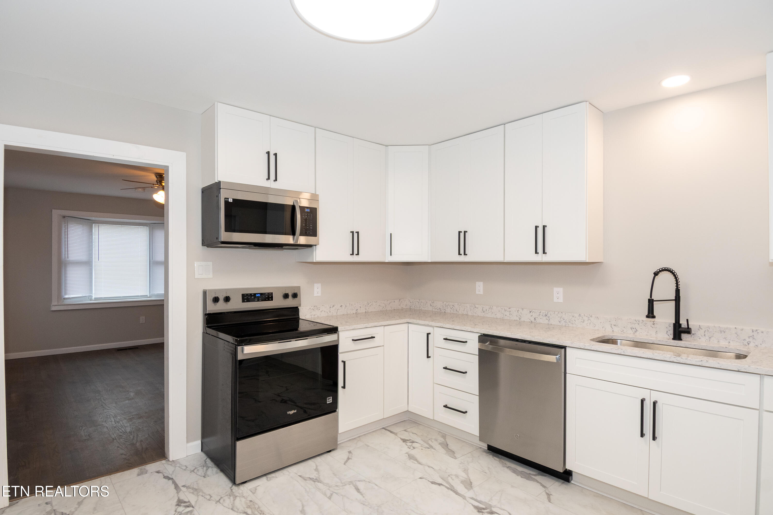 1119 Cherry Street Alcoa, TN 37701 - Photo 12 of 37 New Stainless Appliances