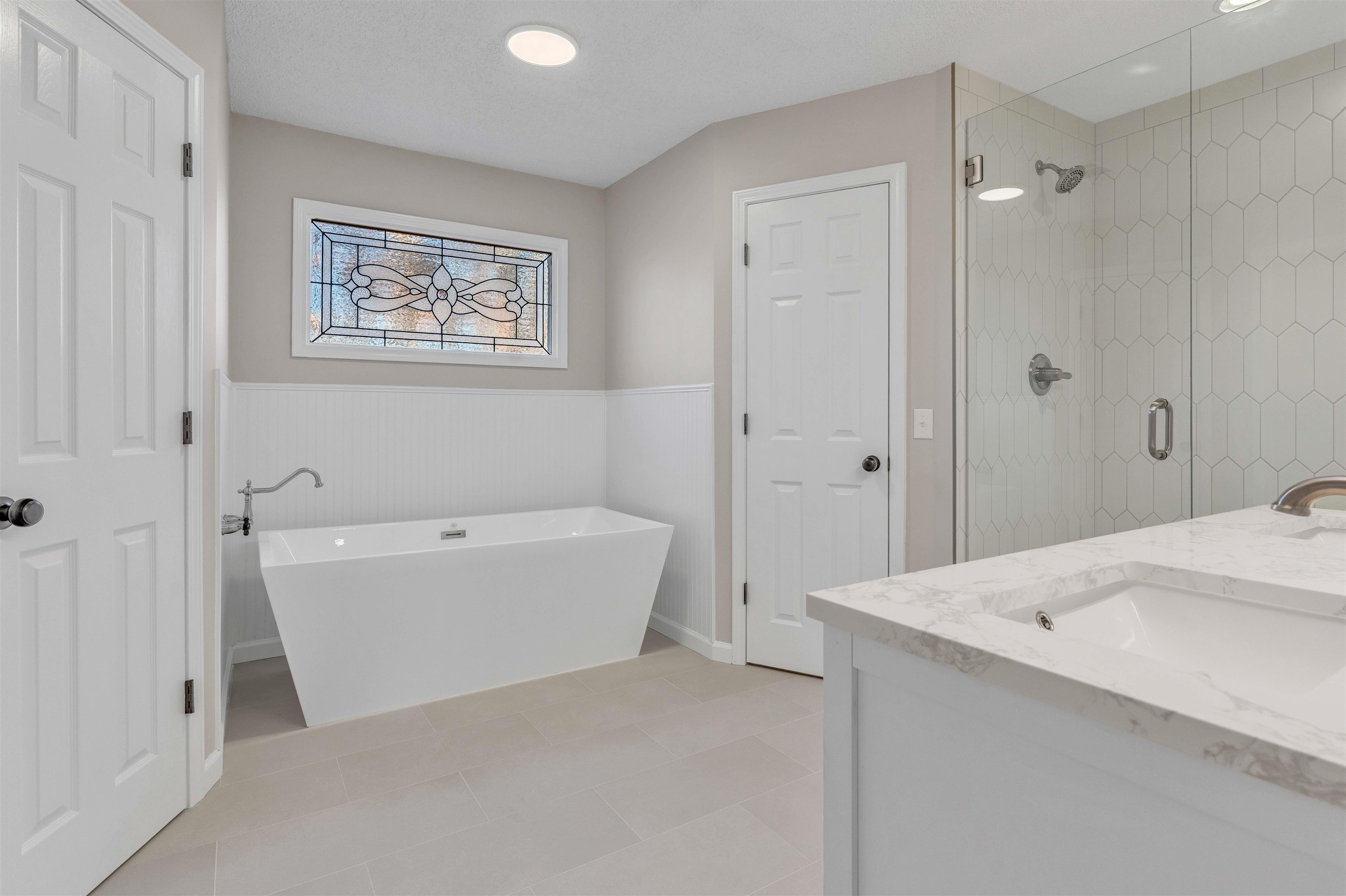 310 Walnut Bend Road Arlington, TN 38002 - Photo 16 of 40 a spacious bathroom with a bathtub and shower