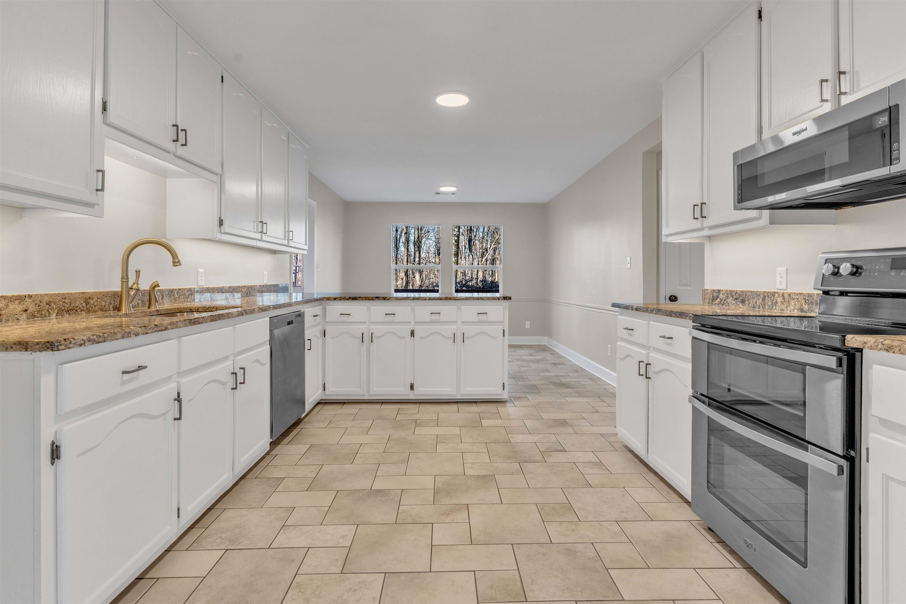 310 Walnut Bend Road Arlington, TN 38002 - Photo 4 of 40 a kitchen with a sink stove and cabinets