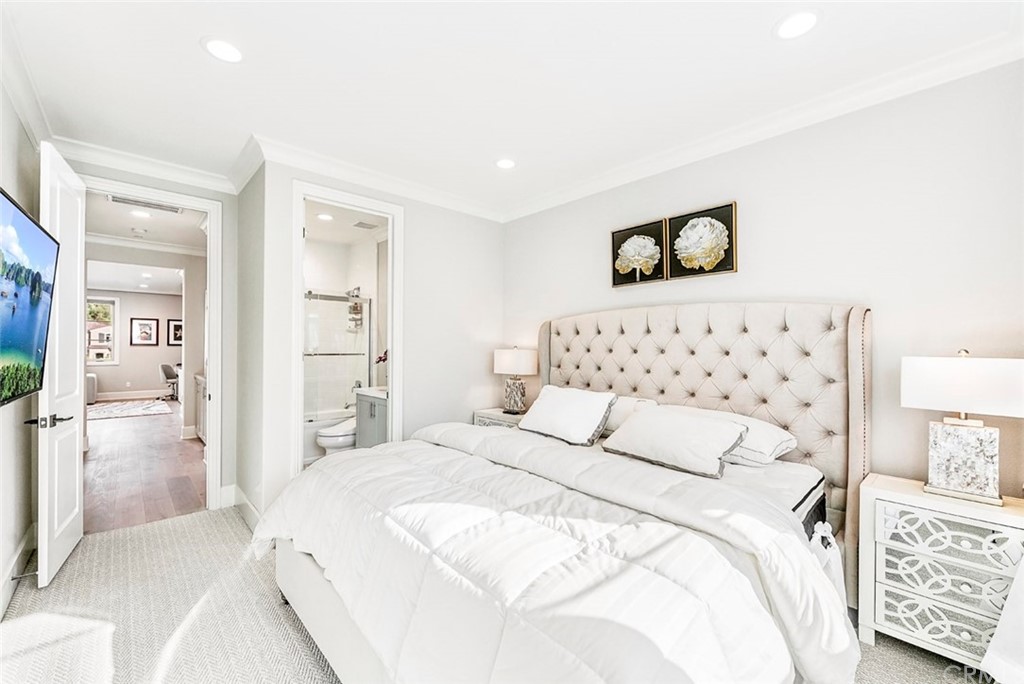 65 Rockinghorse Irvine, CA 92602 - Photo 27 of 43 a bedroom with a bed and a lamp