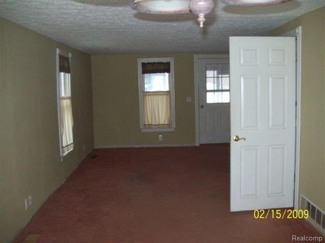 10493 Coolidge Road Goodrich, MI 48438 - Photo 4 of 9 living