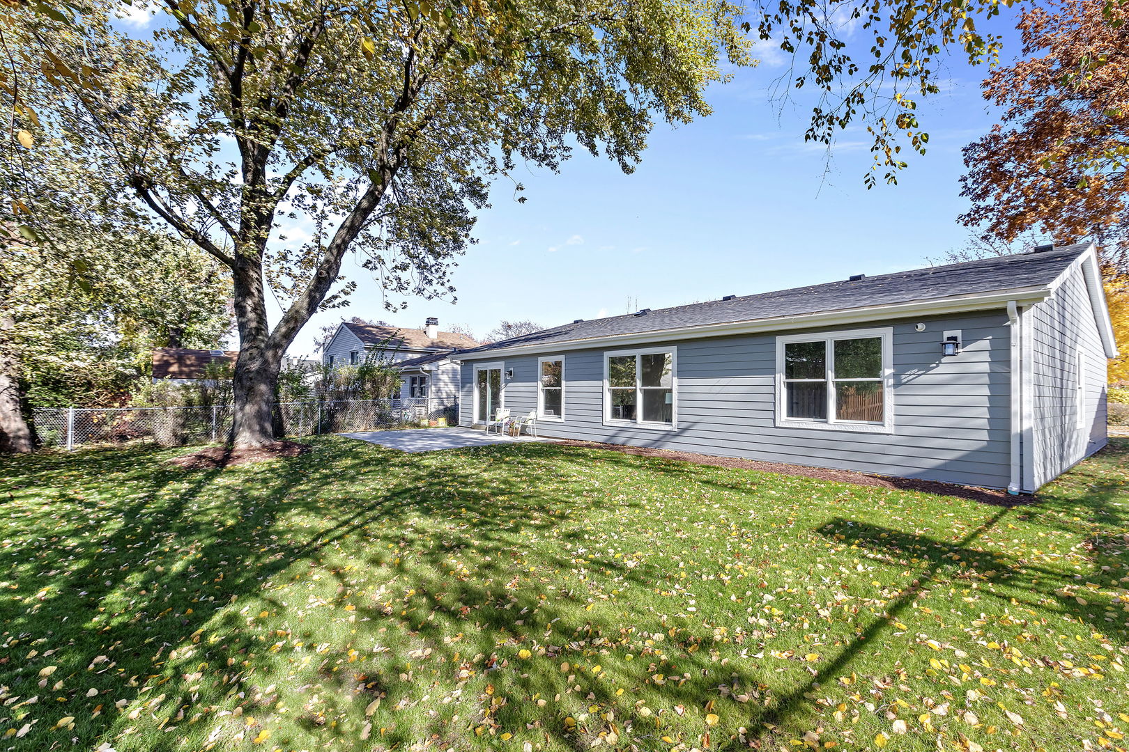 1044 Greenridge Road Buffalo Grove, IL 60089 - Photo 18 of 19 a front view of a house with garden