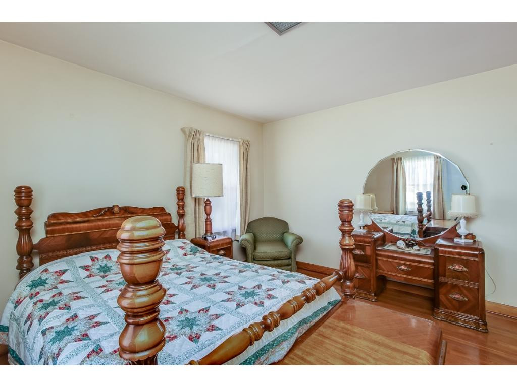 4849 Edens View Road Kingsport, TN 37664 - Photo 17 of 31 Spacious First Bedroom