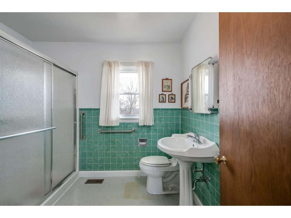 4849 Edens View Road Kingsport, TN 37664 - Photo 22 of 31 Full Hall Bath