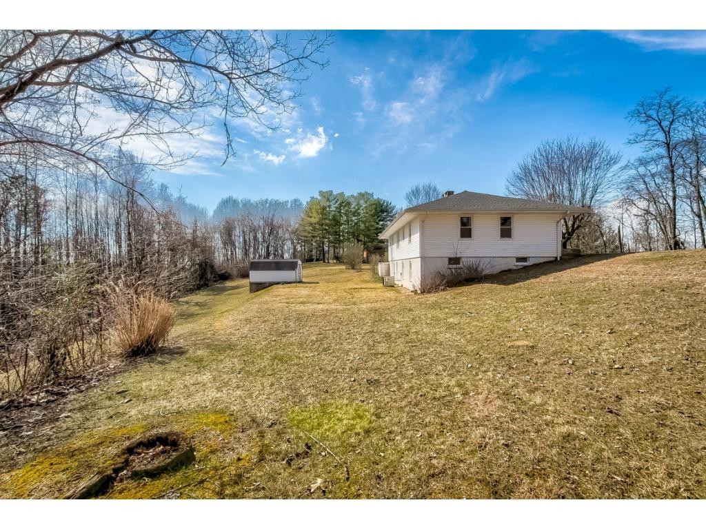 4849 Edens View Road Kingsport, TN 37664 - Photo 24 of 31 Large Back Area