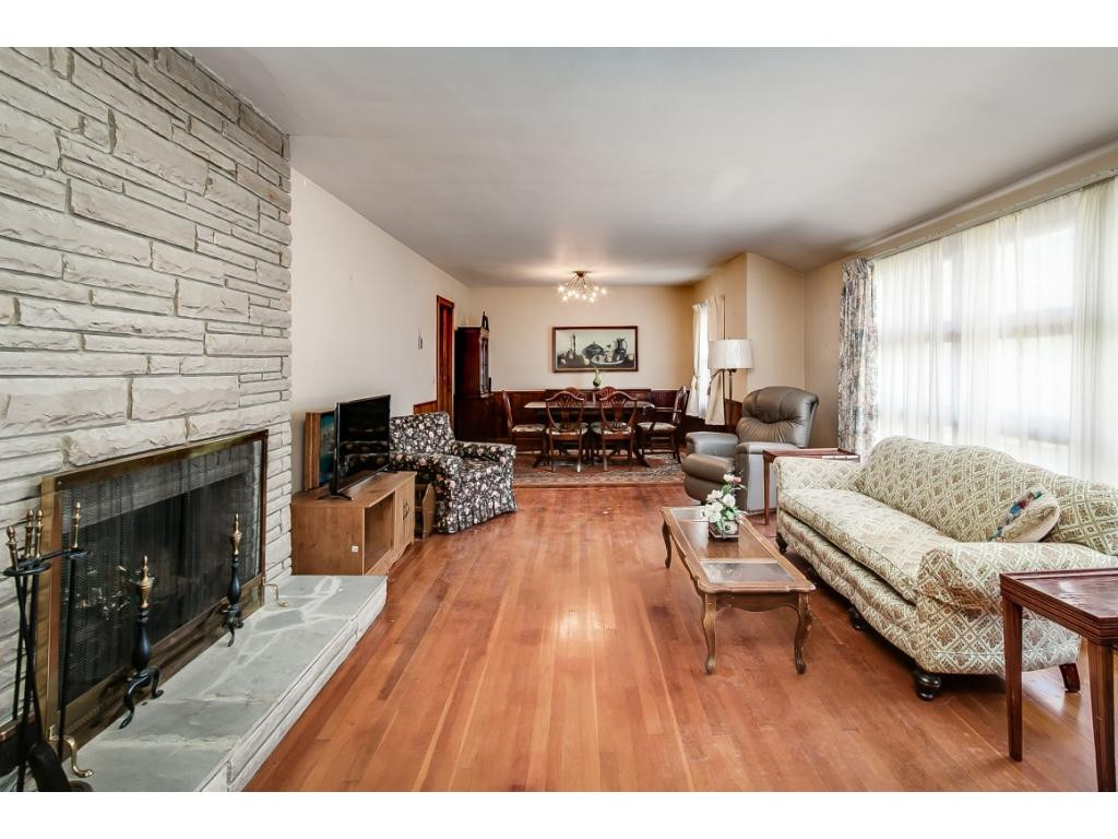 4849 Edens View Road Kingsport, TN 37664 - Photo 5 of 31 Living Room from front hall