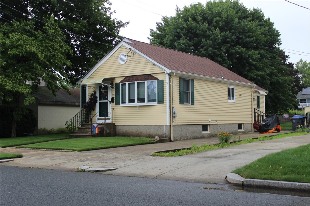 107 Mink Road Providence, RI 02908 - Photo 2 of 26