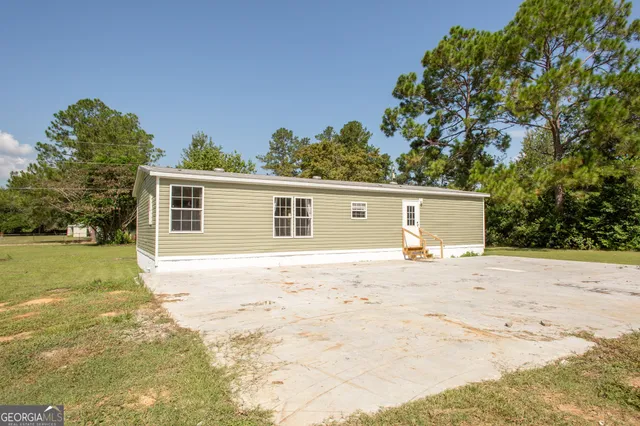 a view of a yard with a house