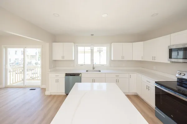 $470,000 | 17 A Mott Street, Worcester, MA 01604