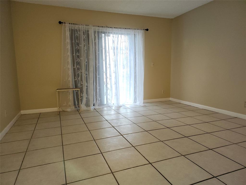 545 Trace Circle, Unit 105 Deerfield Beach, FL 33441 - Photo 20 of 44 a view of a livingroom with a potted plant