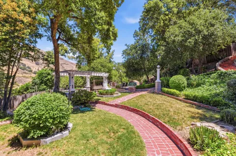 a view of a backyard with garden