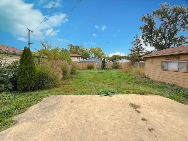a view of a backyard